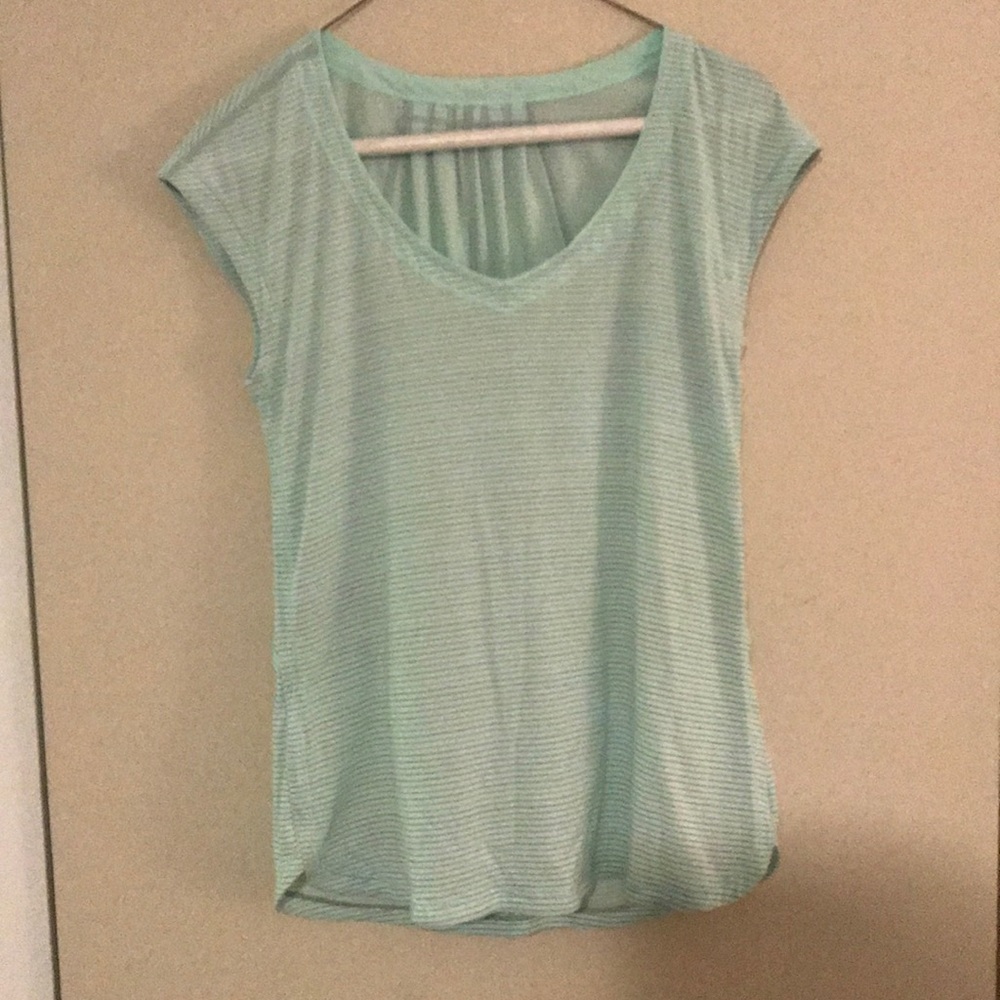 EUC - LULULEMON SCOOP NECK TEE